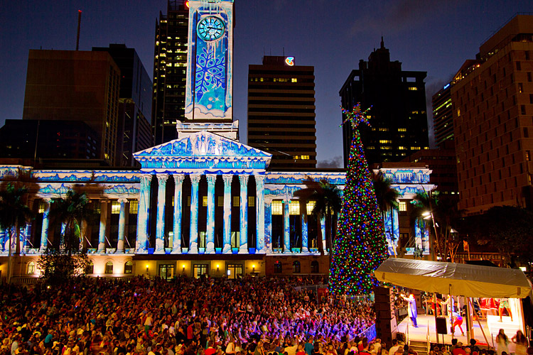Crowd watching the Christmas pantomime in King George Square.